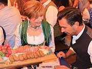 Florian Silbereisen, Carolin Reiber, Rosi die Schnitzelwirtin aus Kitzbühel   (©Foto. Martin Schmitz)